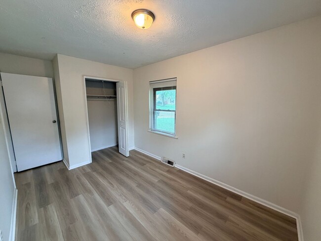 Building Photo - 845 Middle Dr