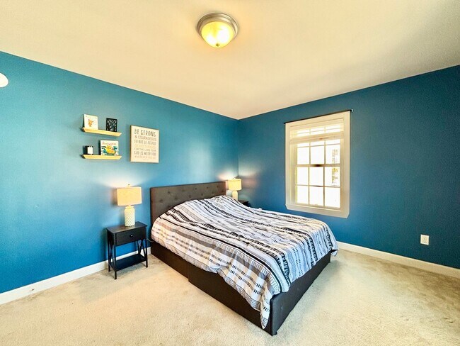 Building Photo - Spacious 4-Bedroom Home in Portsmouth
