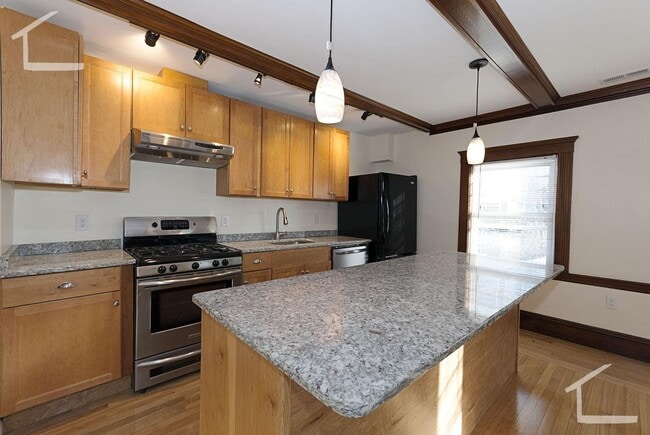 Building Photo - No Brokers Fee, High-End Kitchen Appliances, Central heat/AC, Laundry on a Site