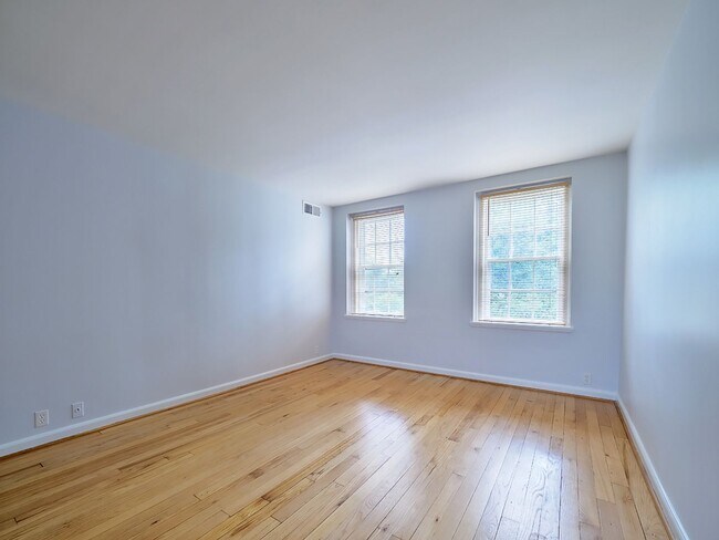 Building Photo - Sunny & Renovated 2BR 1BA in NW DC McLean Gardens Oasis!