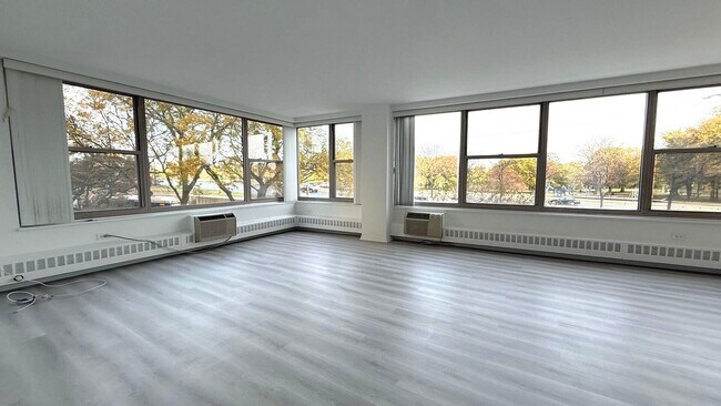 Building Photo - 3900 N Lake Shore Dr