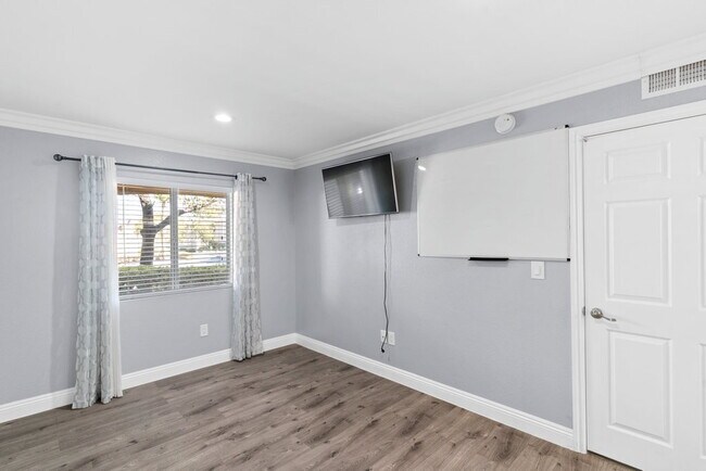 Building Photo - "Chic 3-Bed Townhouse with Granite Countertops on West Flamingo Road, Las Vegas!"