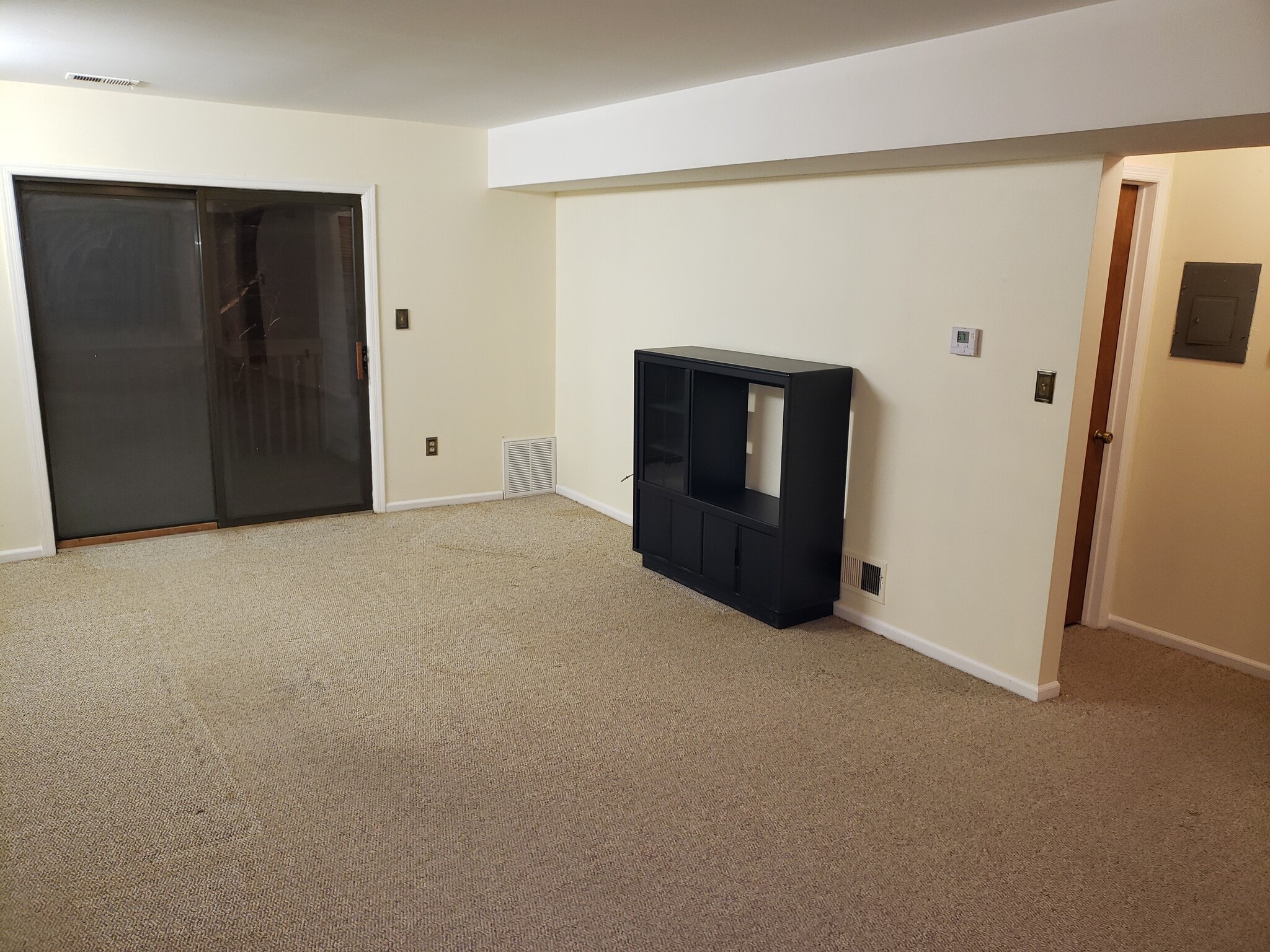 Spacious Living Room - Picture 2 - 3716 Birchwood Ct