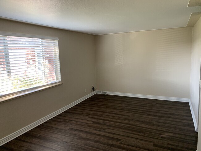 Building Photo - Freshly Updated 1-Bedroom Apartment in Denver – Move-In Ready!