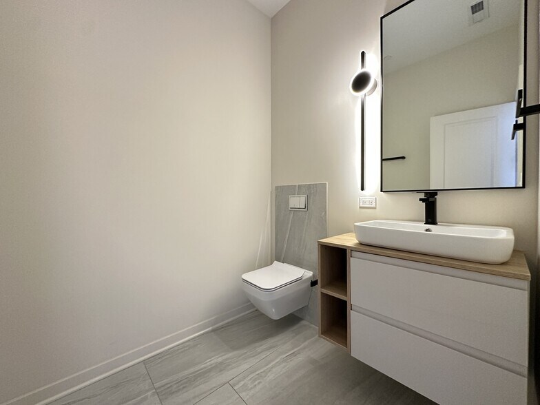 Building Photo - 3215 N Narragansett Ave