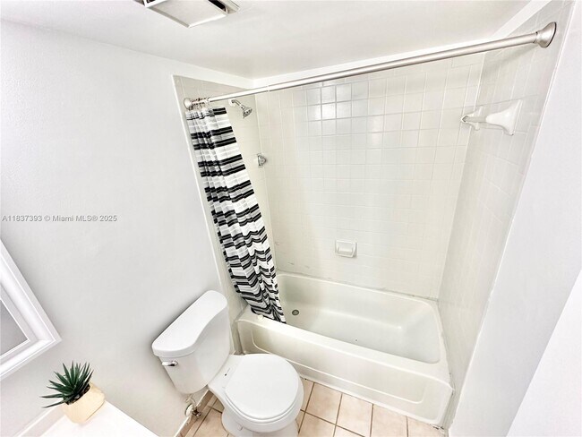 Building Photo - 351 Palm Way