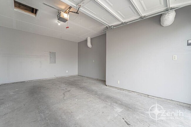 Building Photo - 705 E 39th St