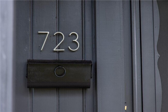 Building Photo - 723 SE 8th St