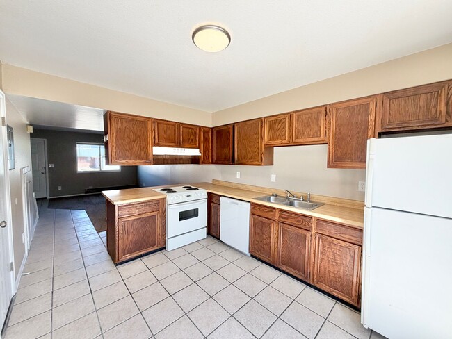 Building Photo - Two-Level 2BR with Fenced Yard & Washer/Dryer Hookups