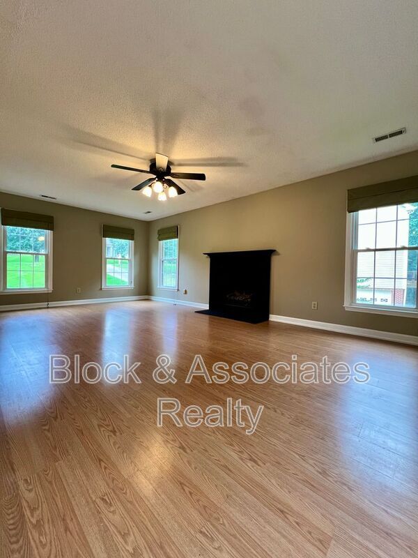 Building Photo - 1613 Round Hill Cir