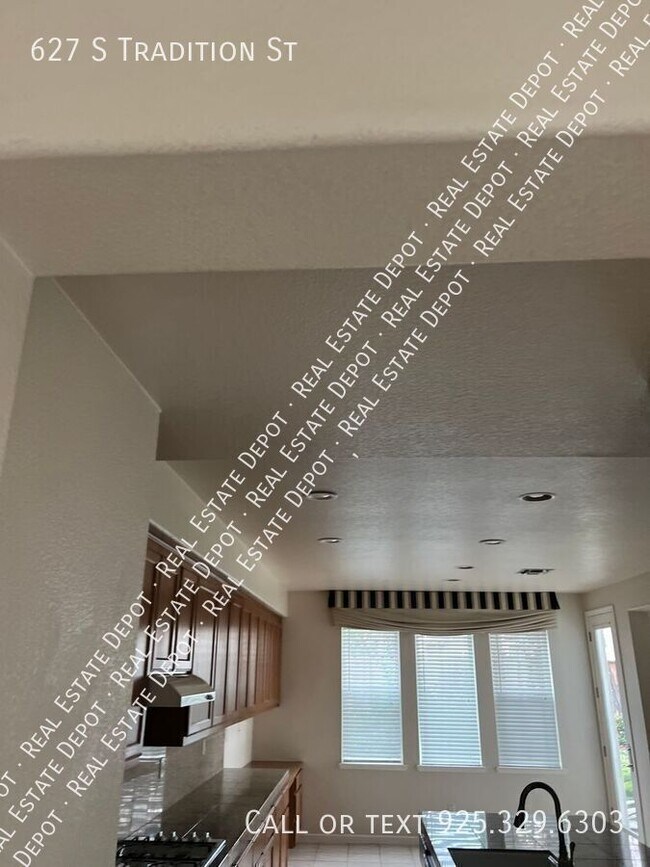 Building Photo - 627 Tradition St