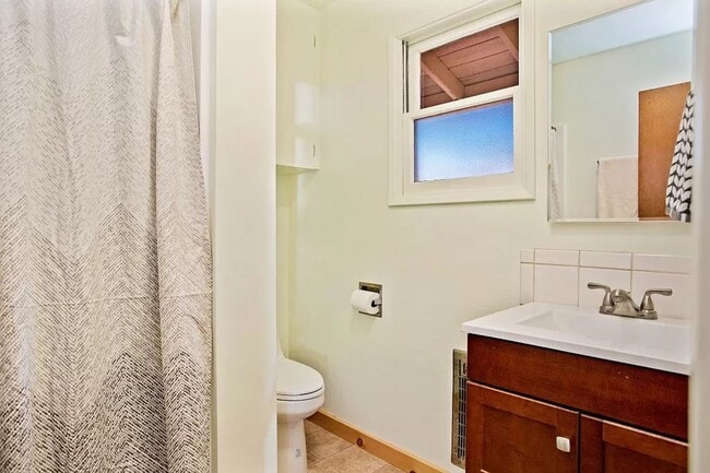 Building Photo - East Medford Ranch Home on large lot!  | Available Mid-July