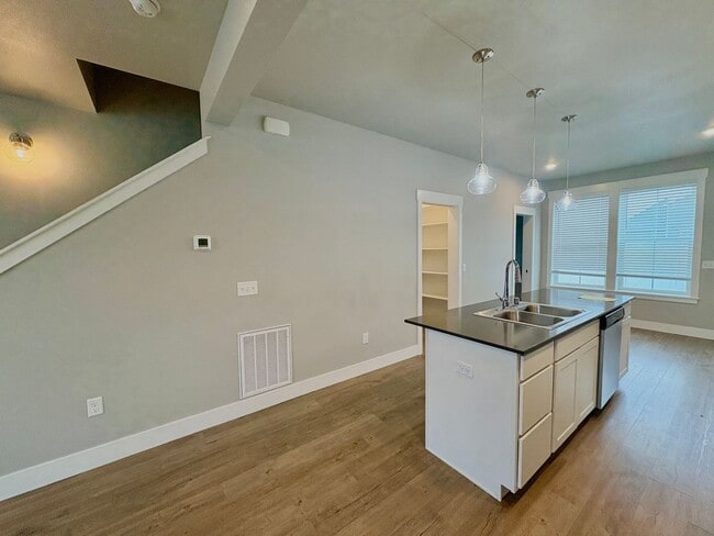 Building Photo - 2 Bedroom 2.5 Bathroom Duplex in the Annaf...