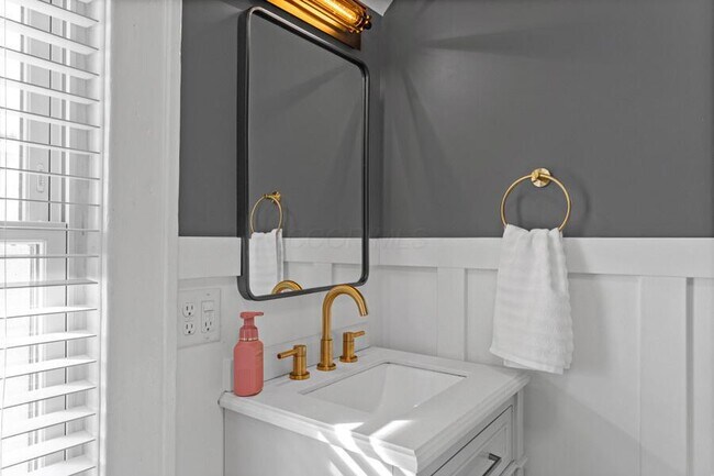 Building Photo - 1511 Hamlet St