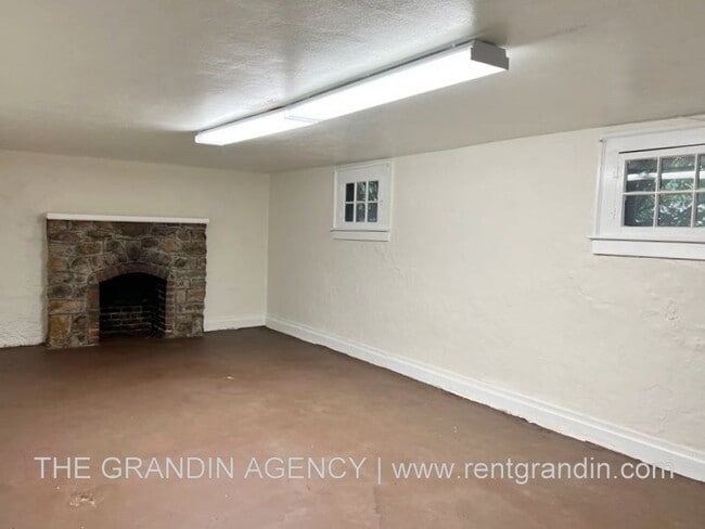 Building Photo - 1668 Brandon Ave SW