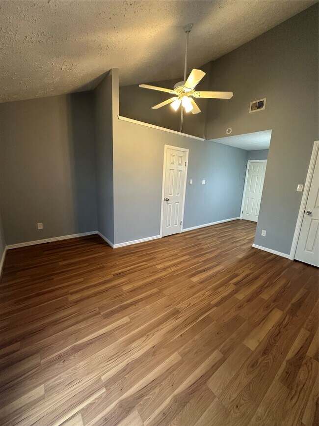 Building Photo - 8636 Village of Fondren