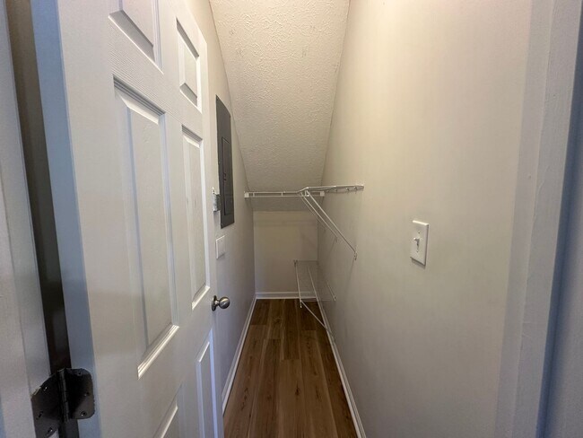 Building Photo - 3-bedroom, 3.5-bathroom nestled in Wyndhurst VA.