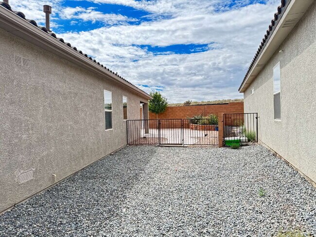 Building Photo - New 4 BR Home in Great Neighborhood!
