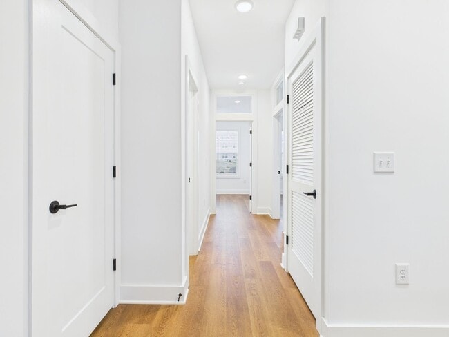 Building Photo - 913 Bainbridge St