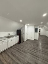 Building Photo - 48 Anthony St