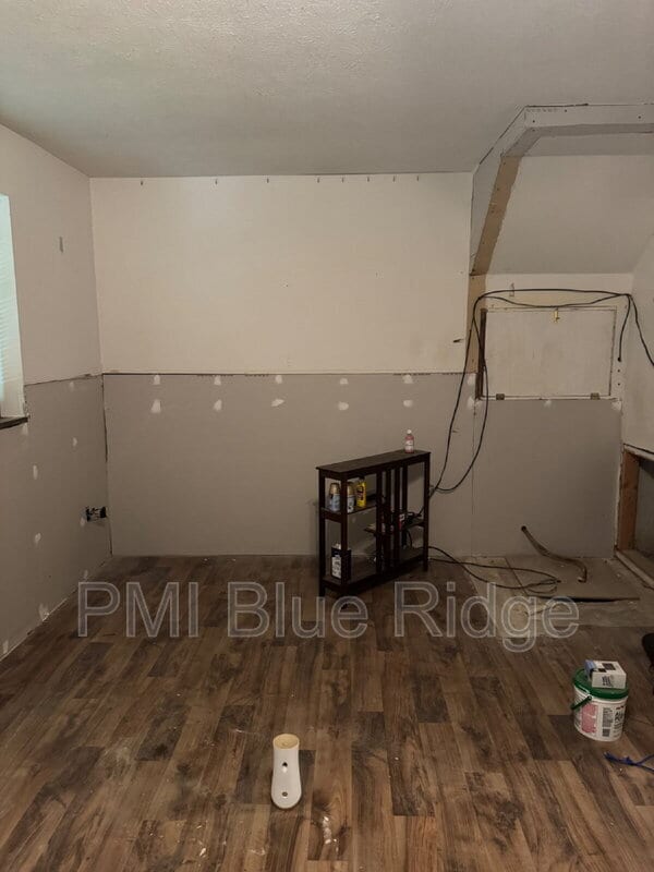 Building Photo - 10 Laurel Brook Dr
