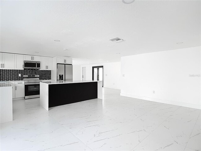 Building Photo - 9920 San Mateo Way