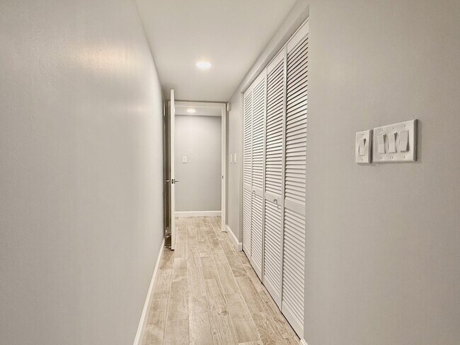 Building Photo - 10615 Ocean Palm Way