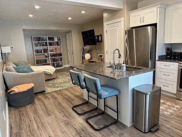 Building Photo - 584 2530 W