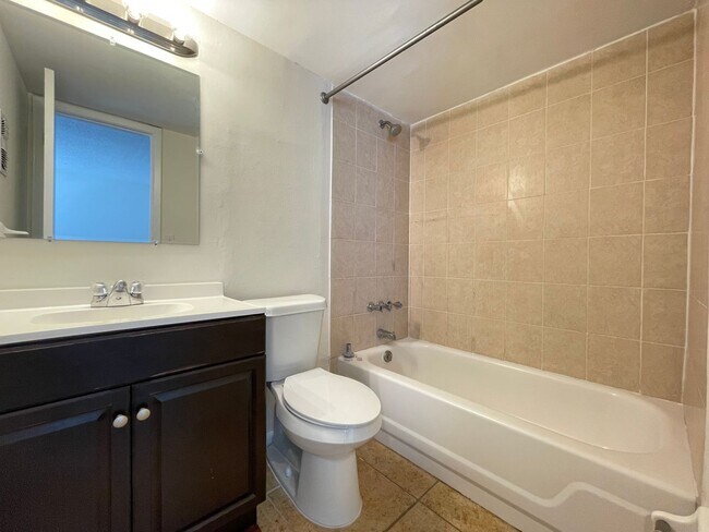 Building Photo - Updated One Bedroom, One Bath Apartment in...