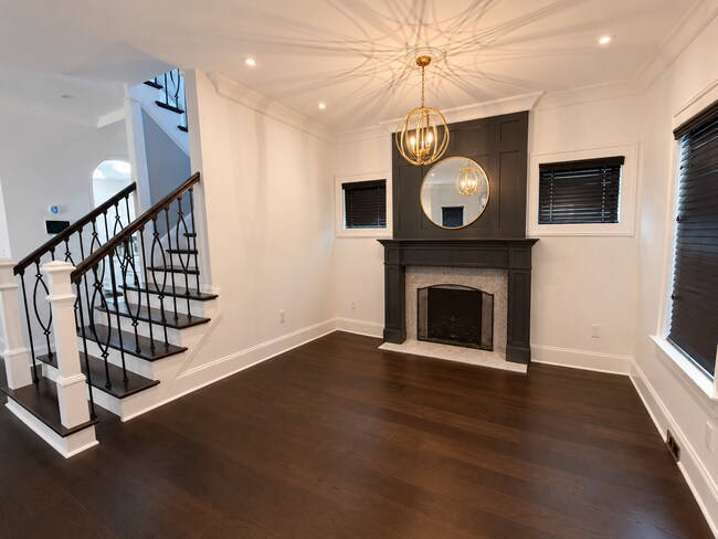Building Photo - Live in the heart of historic Springfield!