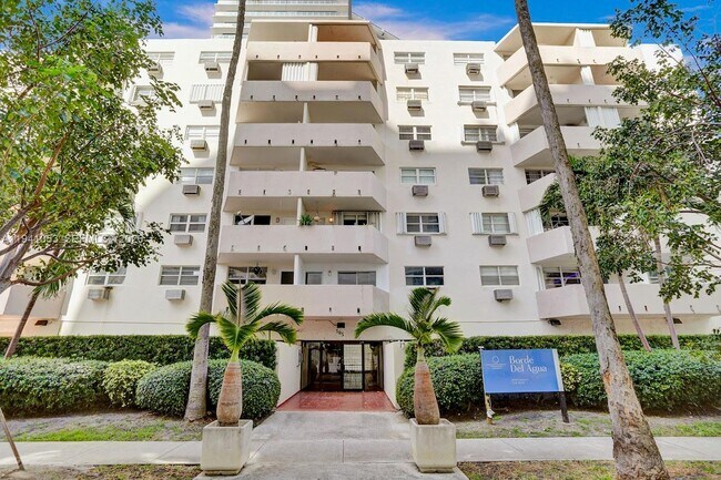 Building Photo - 505 NE 30th St