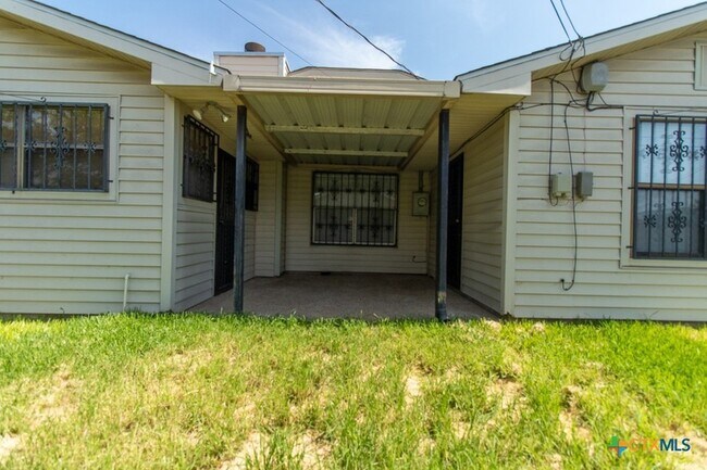 Building Photo - 2018 Newton Dr