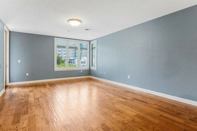 Building Photo - Beautiful & spacious 2 bedroom end unit condo in coastal Oceanside