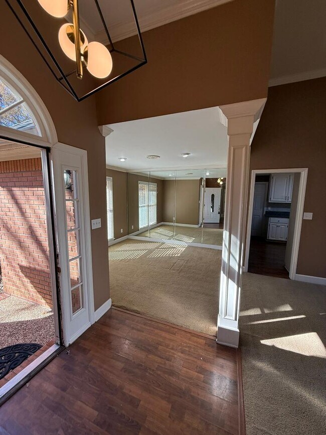 Building Photo - 212 Brooks Dr