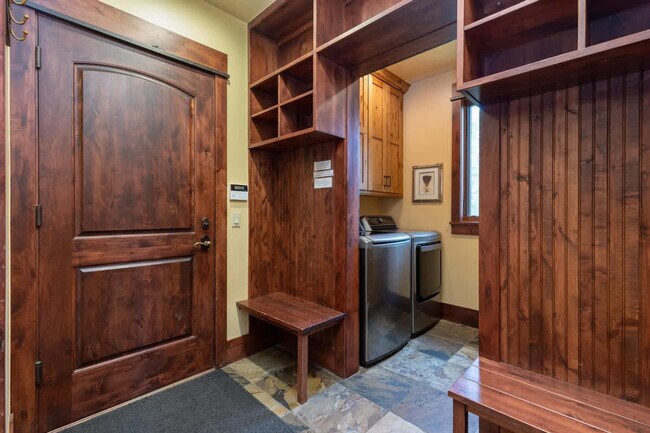 Building Photo - 195 Marks Ln