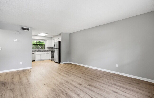 Building Photo - Expansive 2BR Downstairs Apartment Featuring a Fresh Remodel and Stainless Steel Essentials.