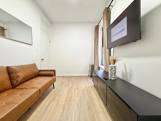 Building Photo - Furnished room/NOT APARTMENT