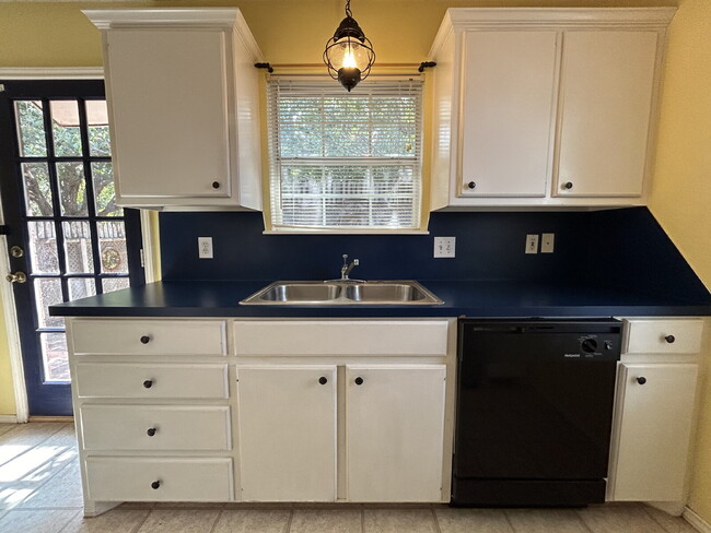 Building Photo - Beautiful House Located On Cul-De-Sac & Do...