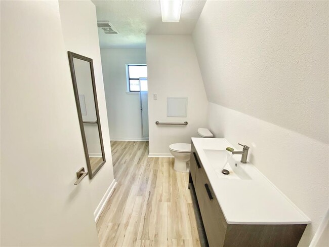 Building Photo - 114 Hollaway St