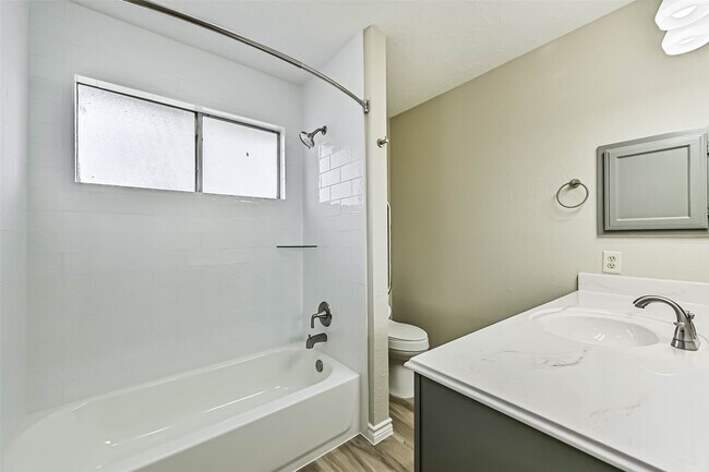 Building Photo - 2512 Ironclad Dr