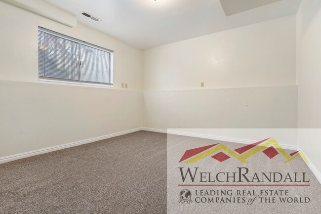 Building Photo - Charming 2 Bed 1.5 Bath Townhouse in West ...