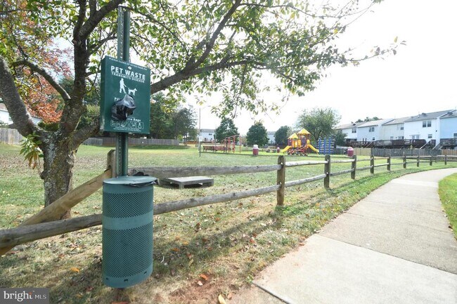 Building Photo - 8635 Union Pl