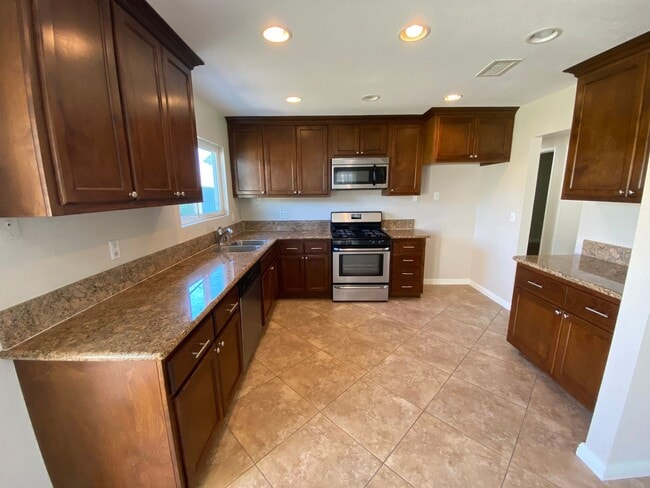 Building Photo - Remodeled 3 Bedroom Lakewood House For Rent-Ready For Move-in ASAP!