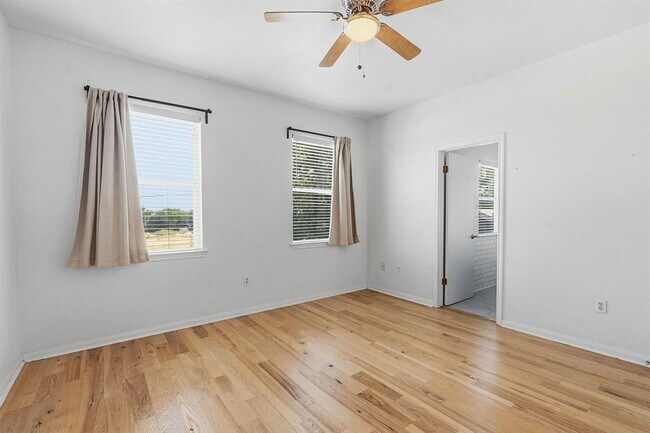 Building Photo - 2720 Oak Springs Dr