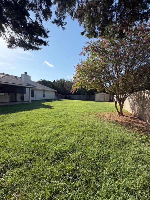 Building Photo - 715 Lakeview Dr