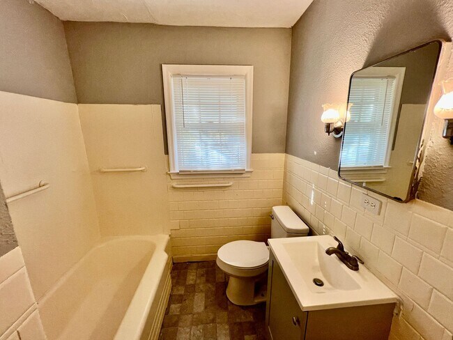 Building Photo - 2304 S Hall Rd