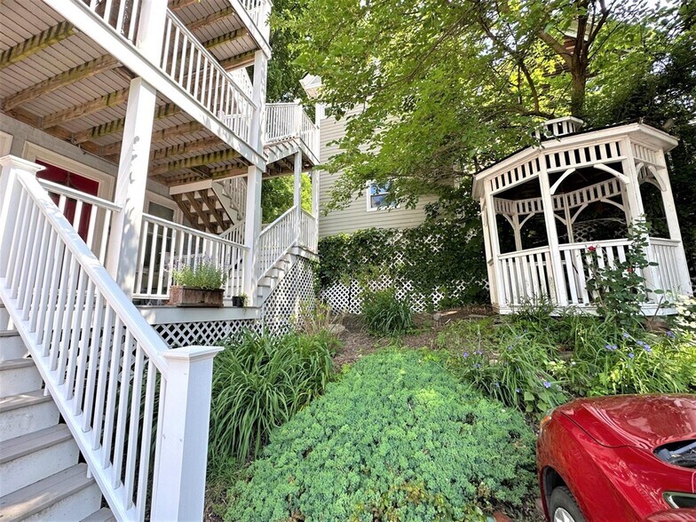 Building Photo - 117 Yorktown St