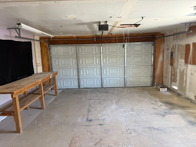 Building Photo - 4 Bedroom