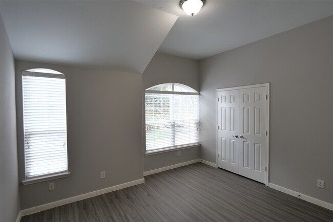 Building Photo - 6119 Lakenshire Falls Ln