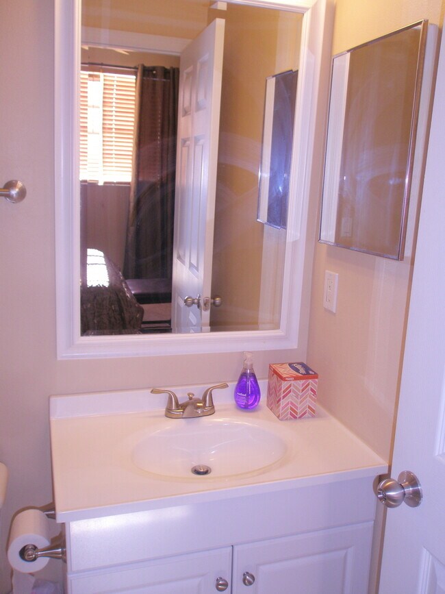 Building Photo - Annual turnkey furnished renovated GATED COMMUNITY**3 BEDROOM TOWNHOUSE